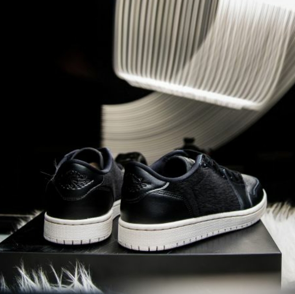 NEW Nike Air Jordan 1 - Picture 4 of 5